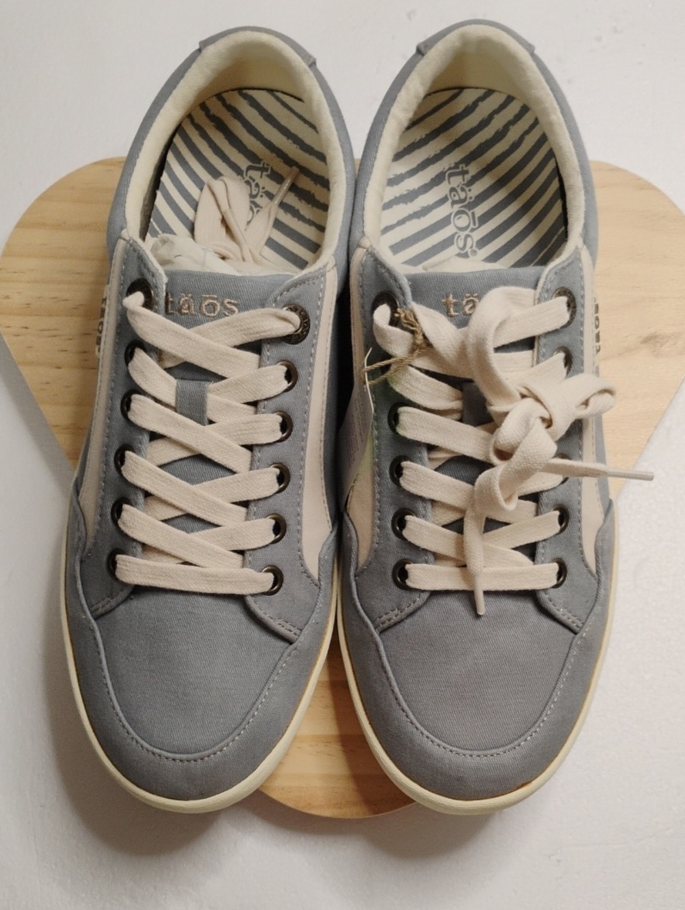 Taos Footwear Men’s Gray Canvas Sneakers with Cream Laces
